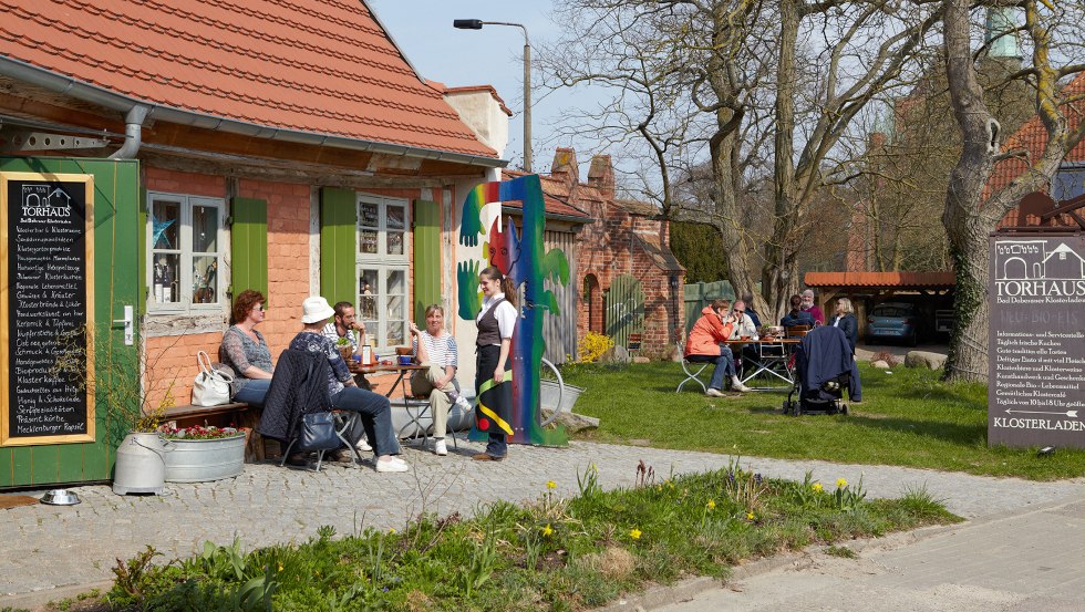 Gatehouse in spring, © TORHAUS Bad Doberaner Klosterladen