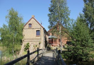 The Liepen moated castle and the servants' quarters can be reached from the park via a small wooden bridge., © Burmeister