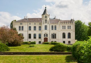 Viecheln manor house, built in 1869 in the neo-Gothic Thurdor style, © Till Kleine-Möller