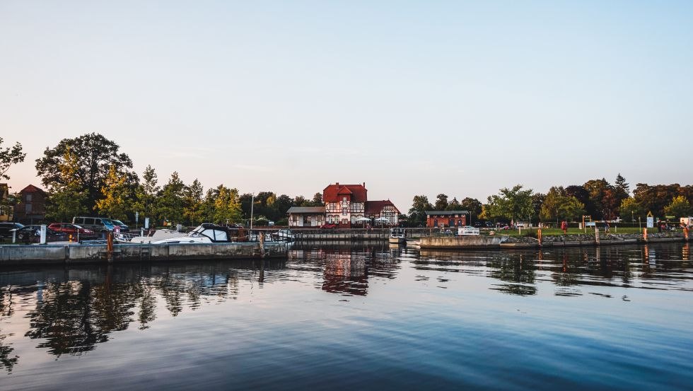 The harbor of Loitz with its crystal blue water is good for a little breather after a long day on the water, © TMV/WorldonaBudget