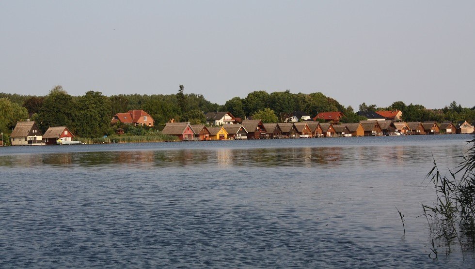 Boat and vacation houses on the water in Mirow, © Mecklenburgische Kleinseenplatte Touristik GmbH