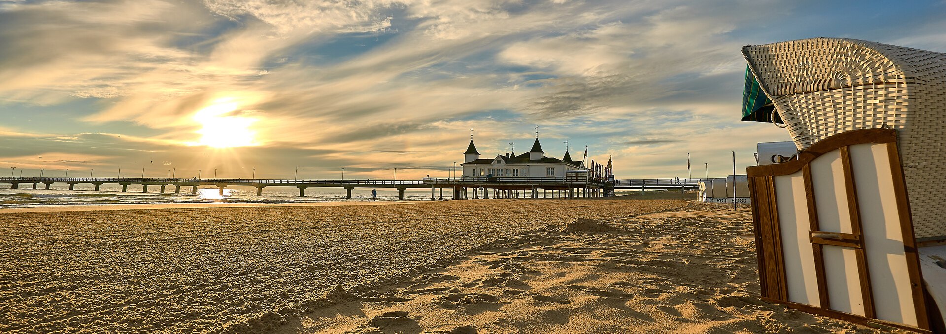 Marvel at the impressive pier in Ahlbeck from the beach chair., © TMV/Pocha.de