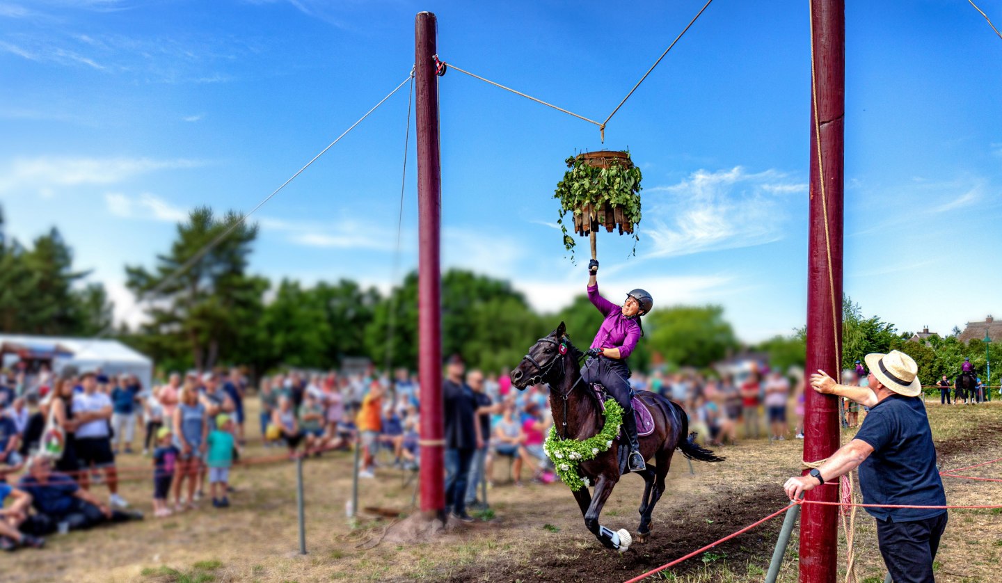 The barrel knocking is a horseman's game with a centuries-old tradition and is one of the oldest customs of the Darß villages., © Voigt & Kranz UG, ostsee-kuestenbilder.de