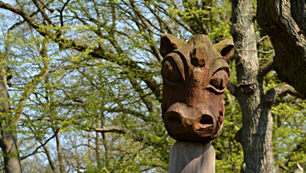 The stele with the dragon head shows you the next legend station, © Foto: Tourismusverband Mecklenburg-Schwerin