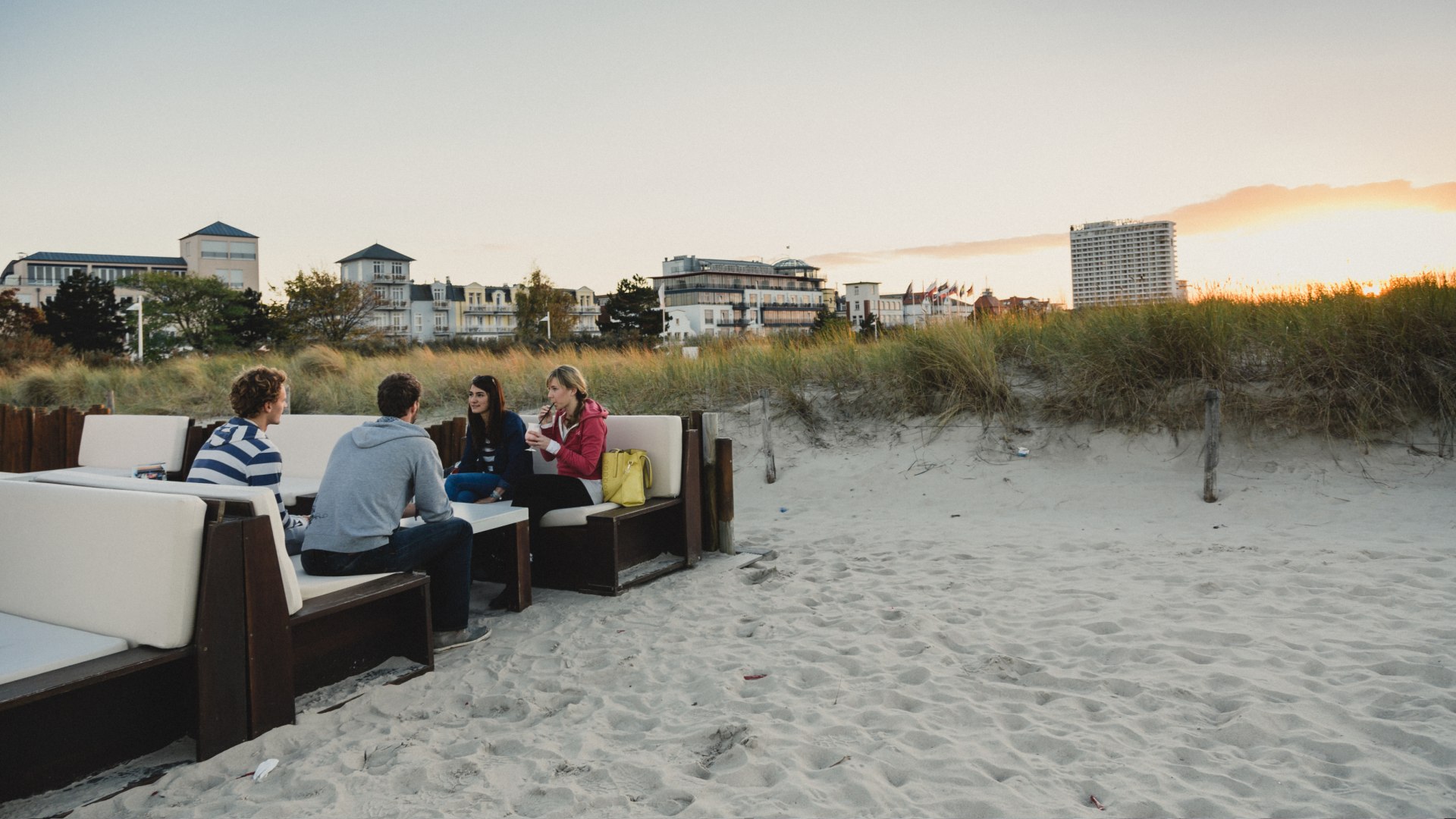 Directly on the beach of Warnemünde in the Schusters Bar, © TMV/Roth