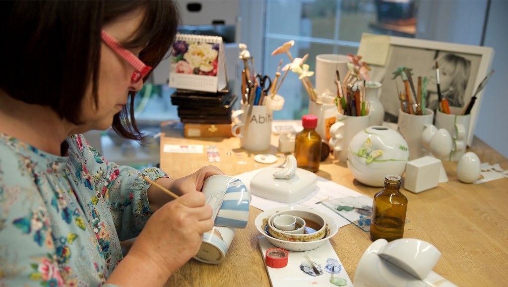 Mrs. Behrens painting in her porcelain manufactory, © MV Foto e.V., Fotograf: Klaus Schimmagk