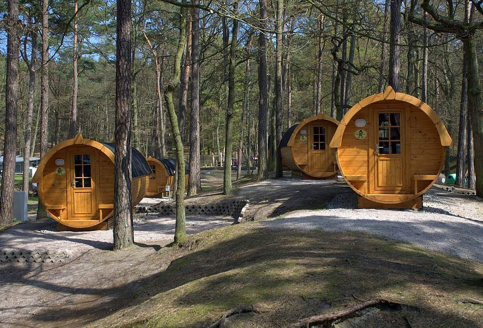 The sleeping barrels at the Pommernland campsite under trees on the island of Usedom, © A. Beggerow