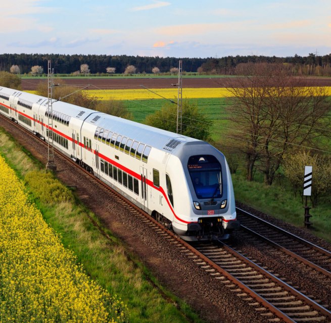 Passing a rapeseed field - Intercity 2 of DB Fernverkehr, © Deutsche Bahn AG / Georg Wagner