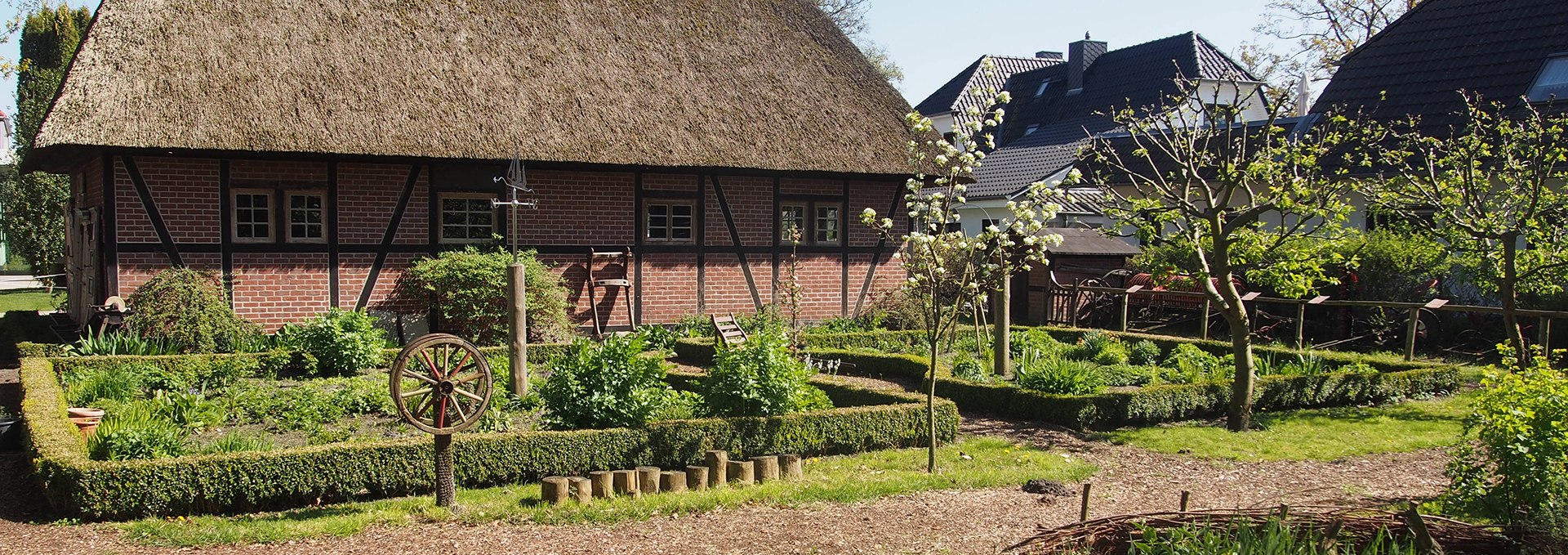 On the farm, somewhat hidden behind the barn: the small farm garden with old farming equipment., © Kur- und Tourismus GmbH Zingst