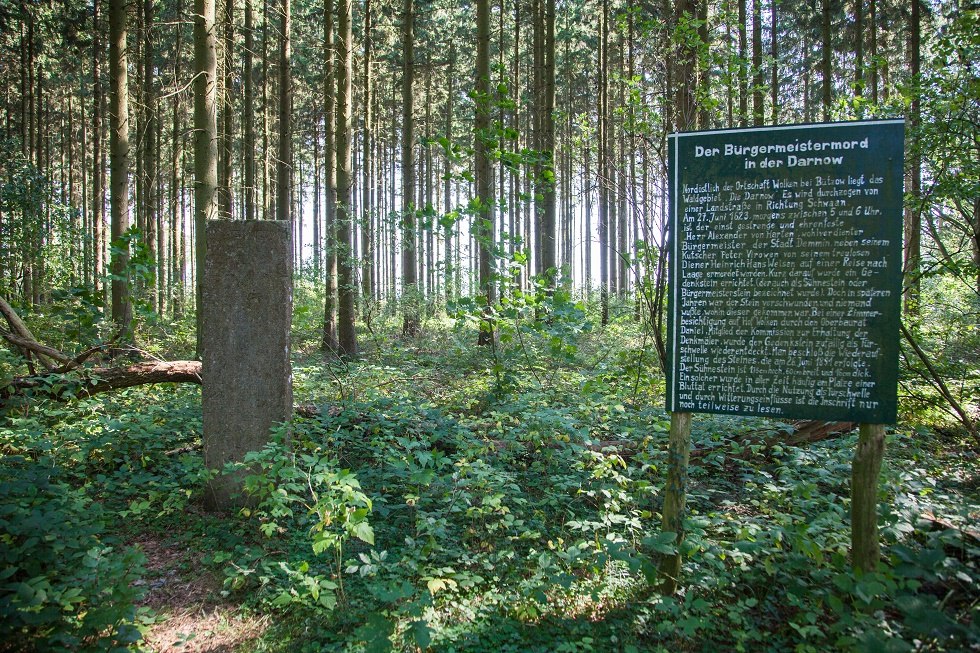 Memorial plaque with memorial stone, © Frank Burger