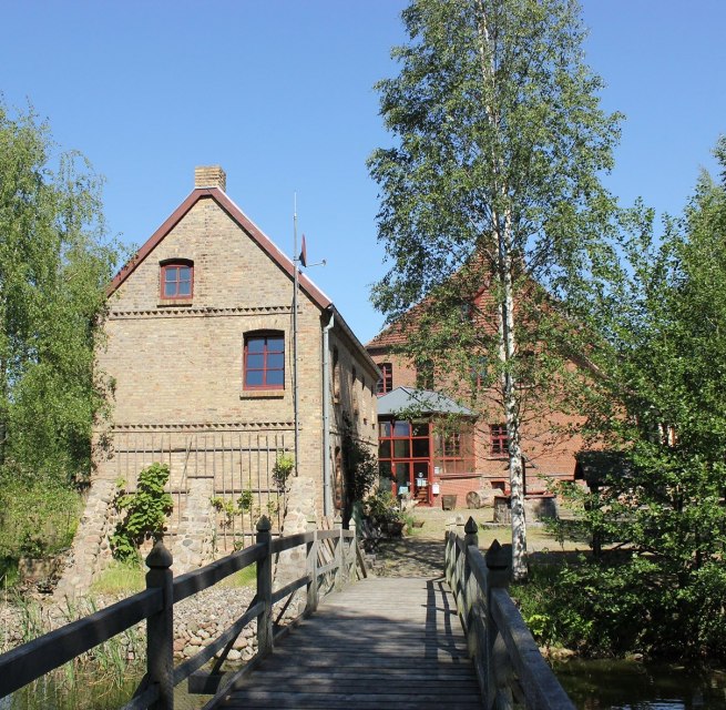 The Liepen moated castle and the servants' quarters can be reached from the park via a small wooden bridge., © Burmeister