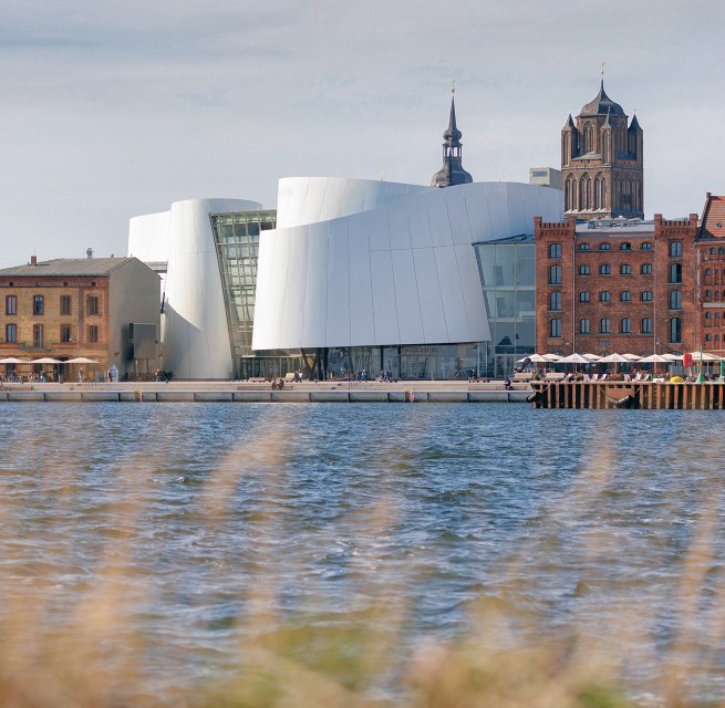 Exterior view of the OZEANEUM from the harbour side, © Foto: Anke Neumeister/Deutsches Meeresmuseum (Motiv aus der Ausstellung „Riesen der Meere“: Martin Harms/Deutsches Meeresmuseum