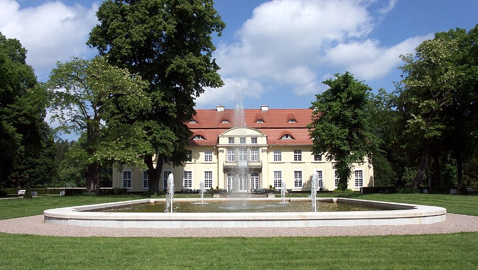 Hasenwinkel Castle surrounded by water games and historic castle park, © Schloss Hasenwinkel