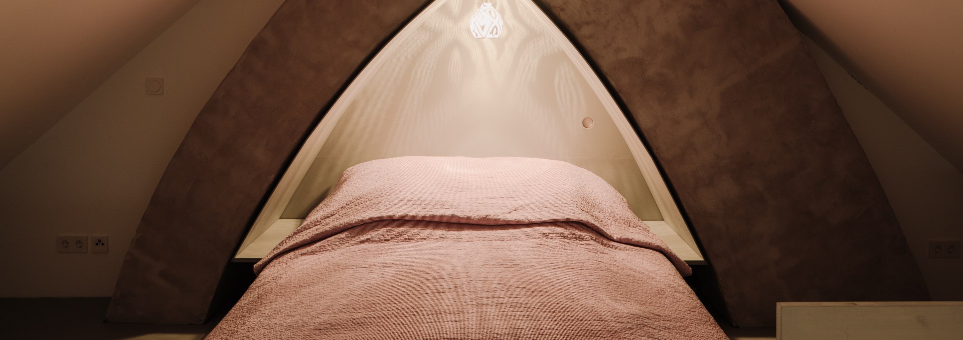 Sleeping area in the attic of one of the artist studios, © Gutshaus Hessenburg / Philipp Obkircher