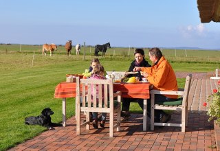 Rügen-Ferienhof: Breakfast on the terrace, © Rügen-Ferienhof