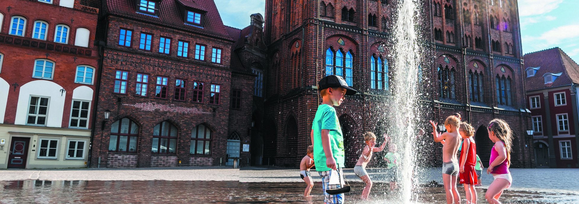 Children in front of Stralsund city hall, © hartdirection.de