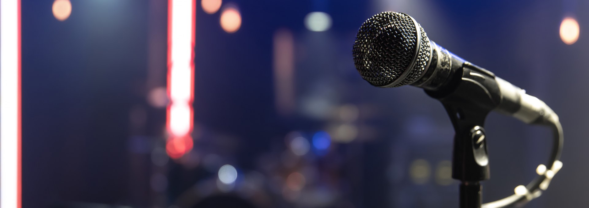 close-up-of-a-microphone-on-a-concert-stage-with-silencer-lighting, © Kurverwaltung Boltenhagen