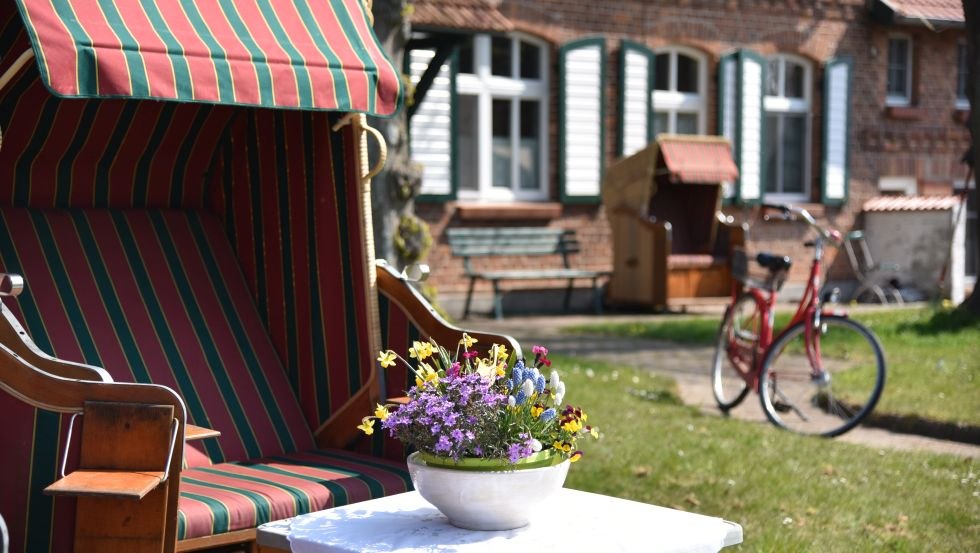 Relax in the beach chair in front of the house, © N.Hübner