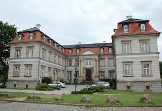 The renovated castle now houses a hotel., © Gabriele Skorupski