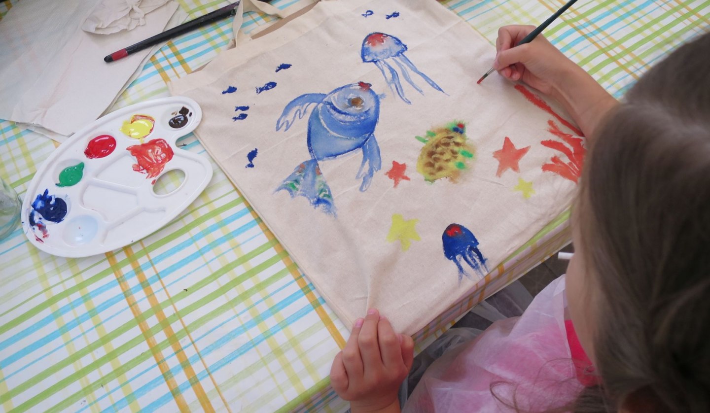 Painting cloth bags at the Ahrenshoop Children's Summer, © Kurverwaltung Ahrenshoop