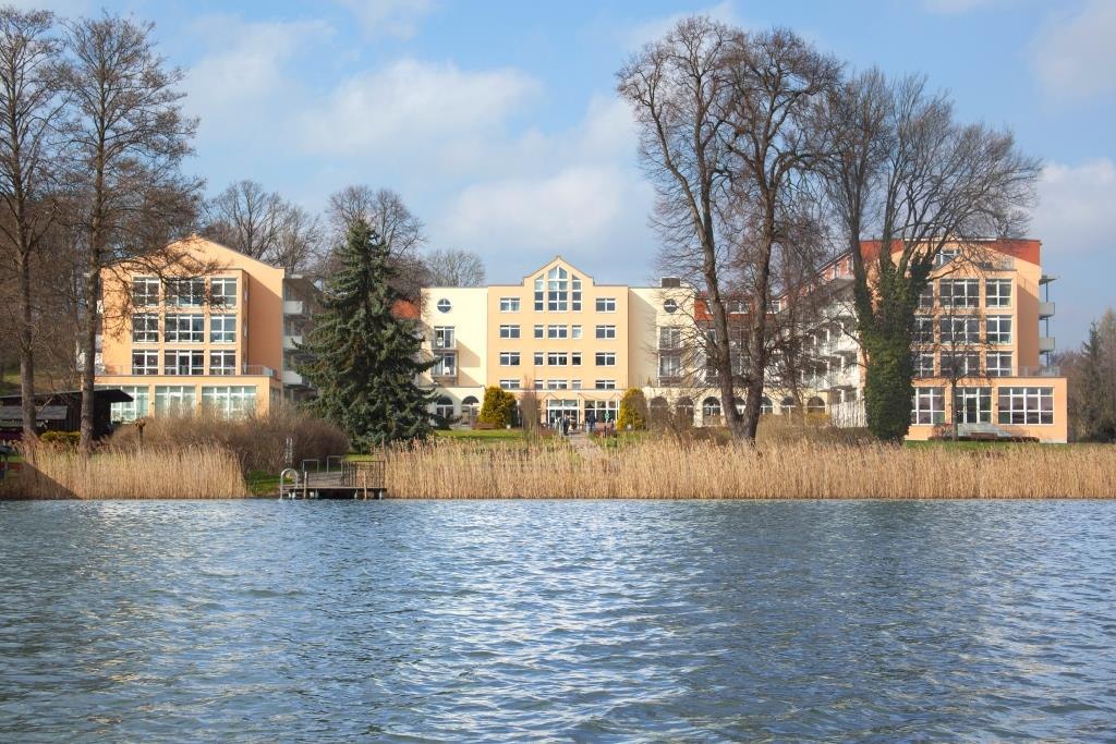 View of the clinic from the lake, © Sonja Trabandt