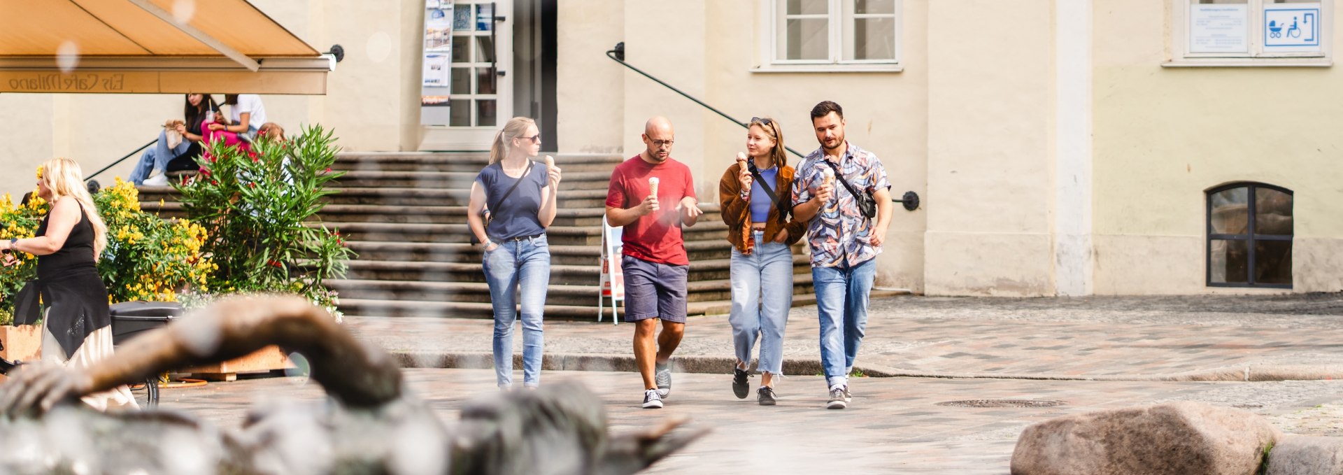 A refreshing ice cream makes it much easier to stroll through the pretty old town of Rostock. The best ice cream parlor in town: the Eismanufaktur "Eisliebe"., © TMV/Gross