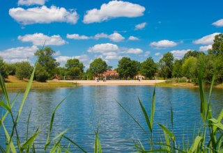 Directly on the lake is the vacation park Mecklenburg, © Ferienpark Mecklenburg