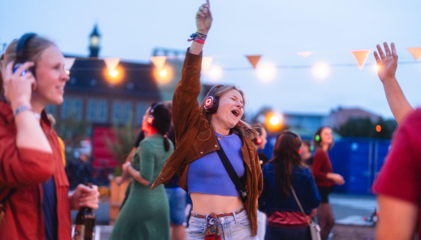 Pure summer vibes: thanks to its proximity to the Baltic Sea, the university city of Rostock also enjoys a pleasant breeze in summer. The perfect summer day with plenty of harbor flair.