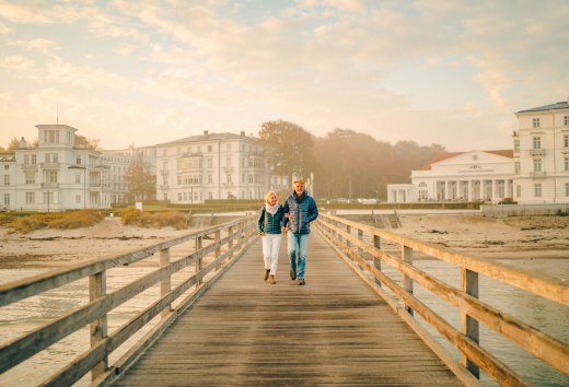 In 1793, Friedrich Franz I founded the first German seaside resort: Heiligendamm. Today, the white seaside villas and the Grand Hotel Heiligendamm attract thousands of visitors every year. From the pier you have the best view of the classicist ensemble.