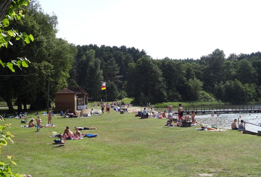 Lawn for sunbathing at the lido "Weißer See, © Mecklenburgische Kleinseenplatte Touristik GmbH