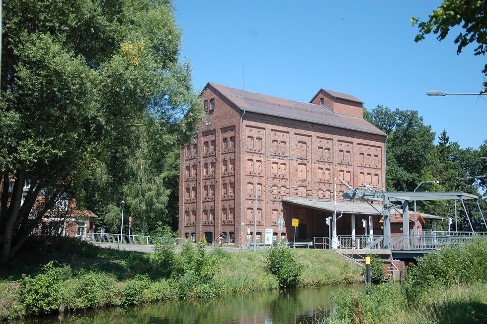 The former grain mill still generates electricity for the community., © Gabriele Skorupski