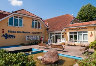 The building of the Tourismus- und Kur GmbH Graal-Müritz including yard in front of it., © Frank Burger