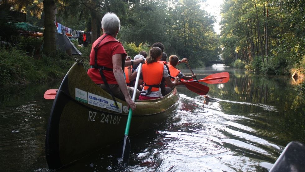 In a large canoe on the Schaalsee Canal, © Schaalsee-Camp/Schydelko