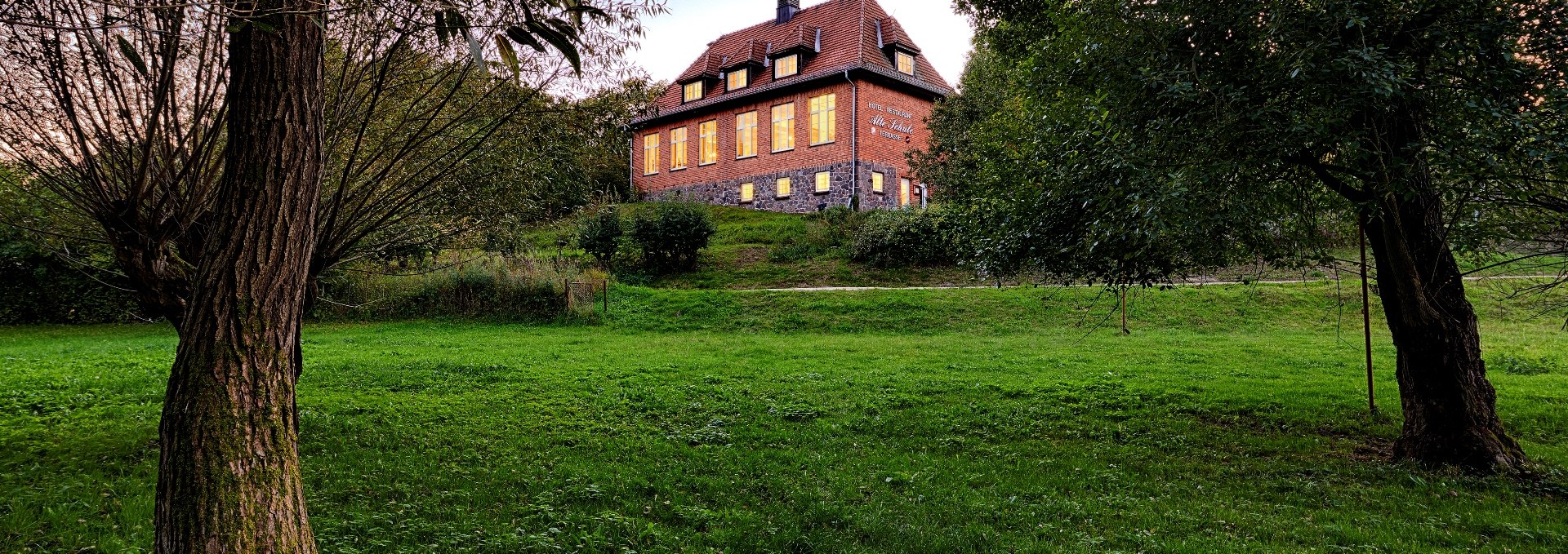 The hotel and restaurant Alte Schule in Fürstenhagen with view from the village pond, © Roman Knie