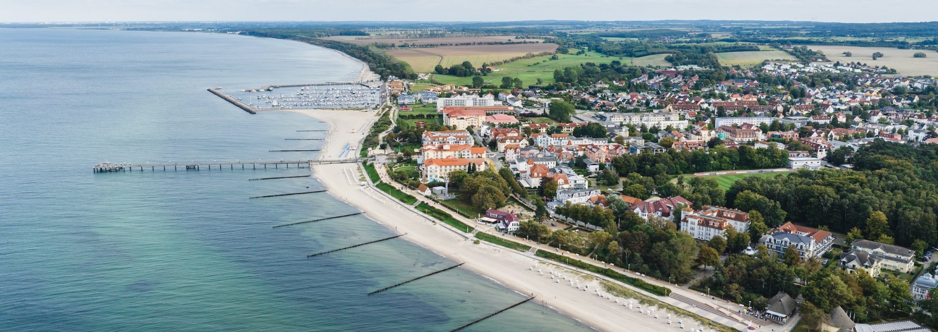 In Kühlungsborn, the chic spa architecture nestles right up to the beach with its 240-metre-long pier. The "Kühlungsborn kocht!" food festival takes place every fall in the hotels of the Baltic seaside resort., © TMV/Gross