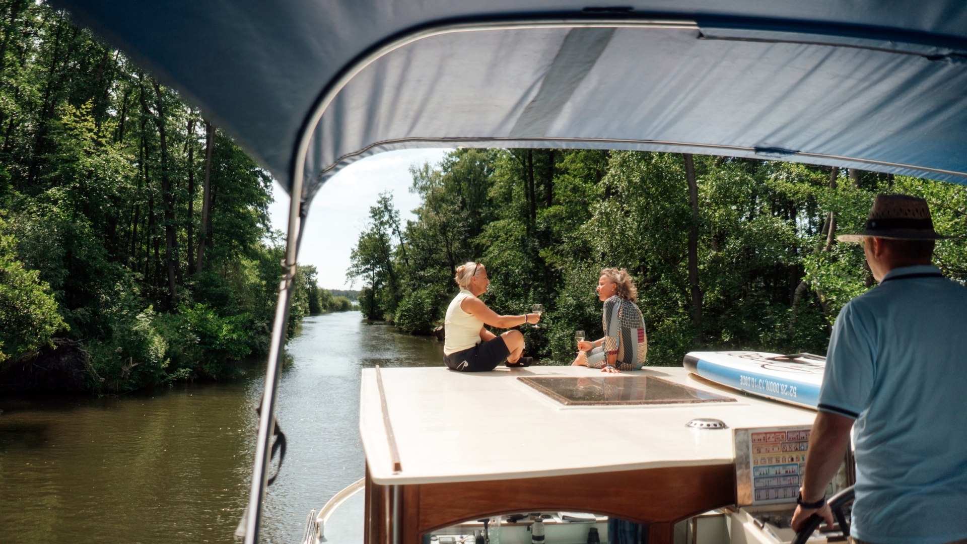 Sitting on a houseboat in a canal leading to Lake Jabel, © TMV/Petermann