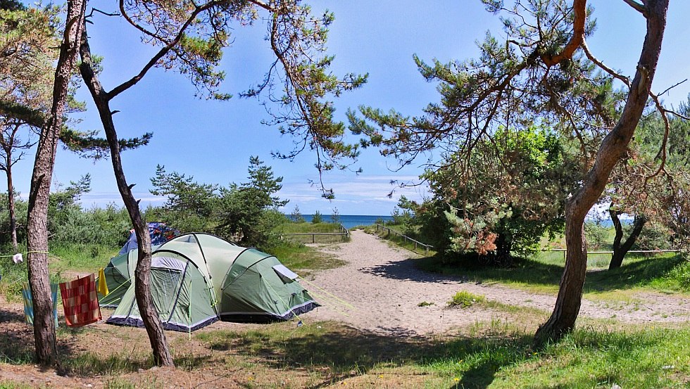 Pitches directly behind the dune, © Stefan Burkhardt