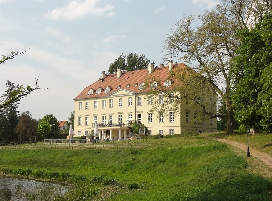 Rattey Castle - rear view, © B. Fischer