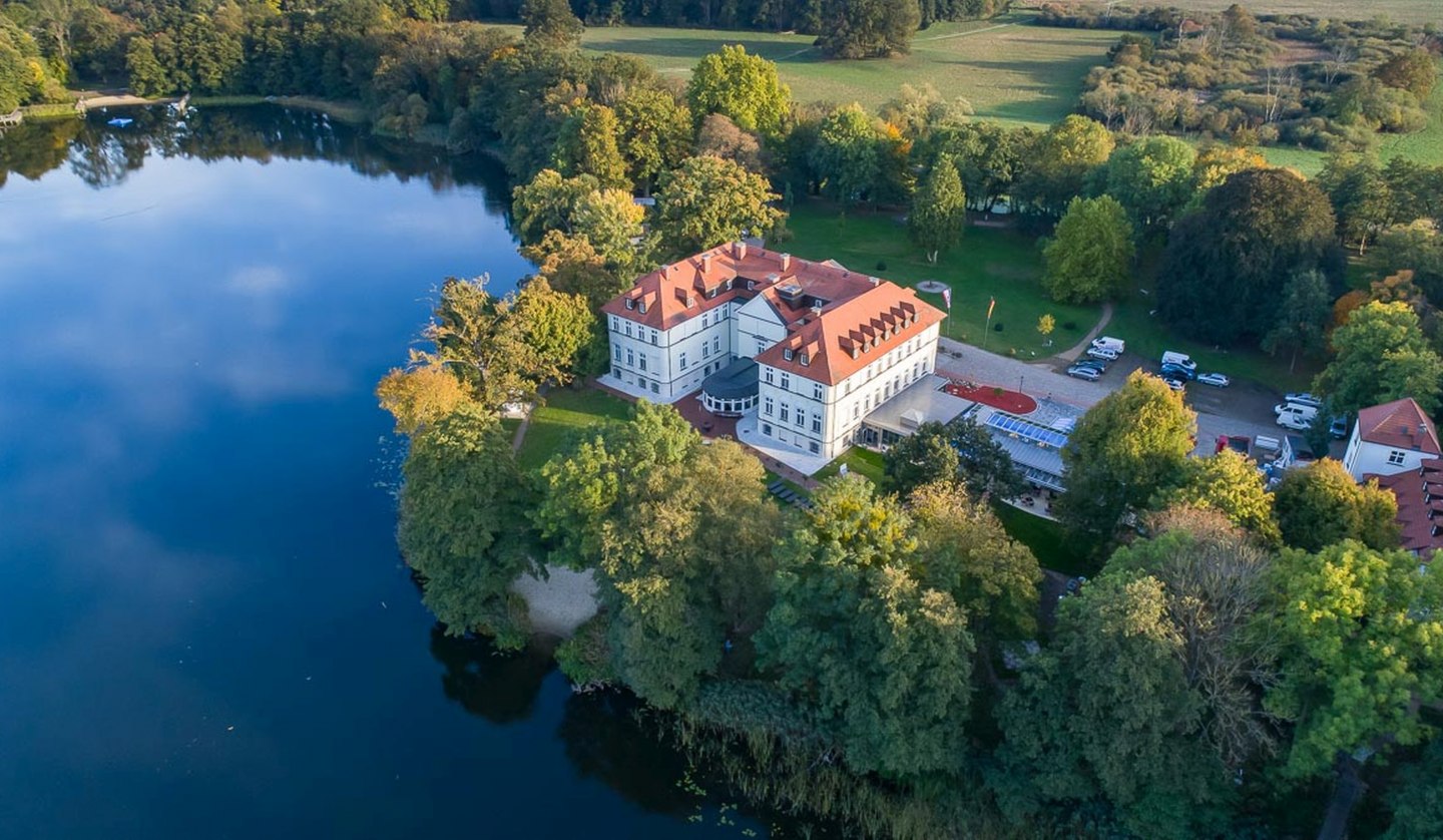 Schorssow lakeside castle with plenty of open space, © Seeschloss Schorssow