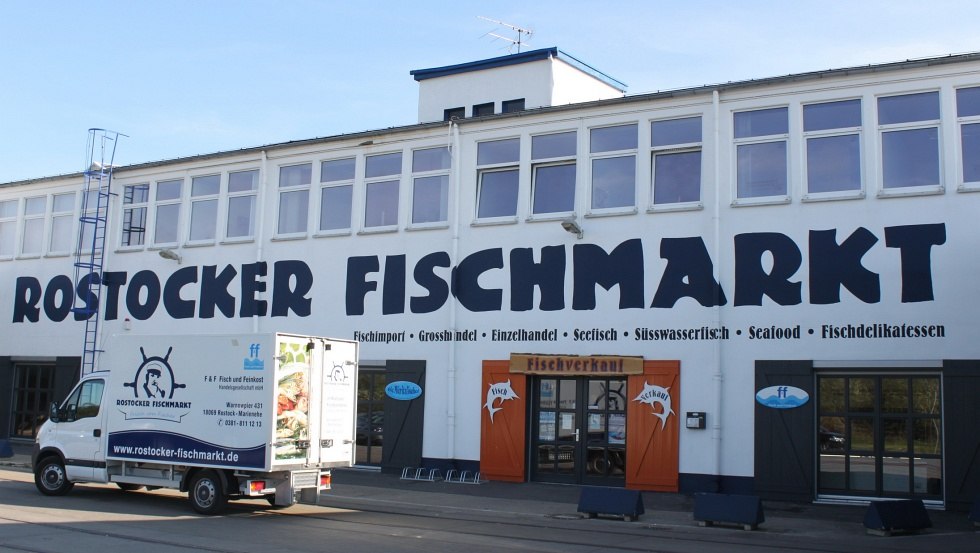 Refrigerated truck in front of fish market, © F&F Fisch und Feinkost GmbH