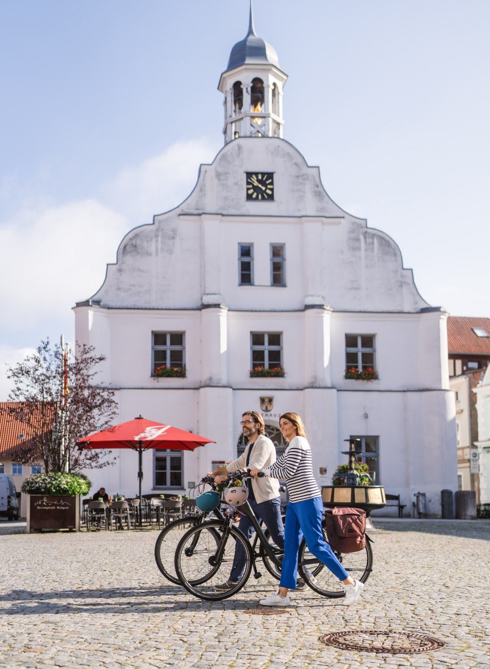 The market square in Wolgast is dominated by the gleaming white town hall., © TMV/Gross