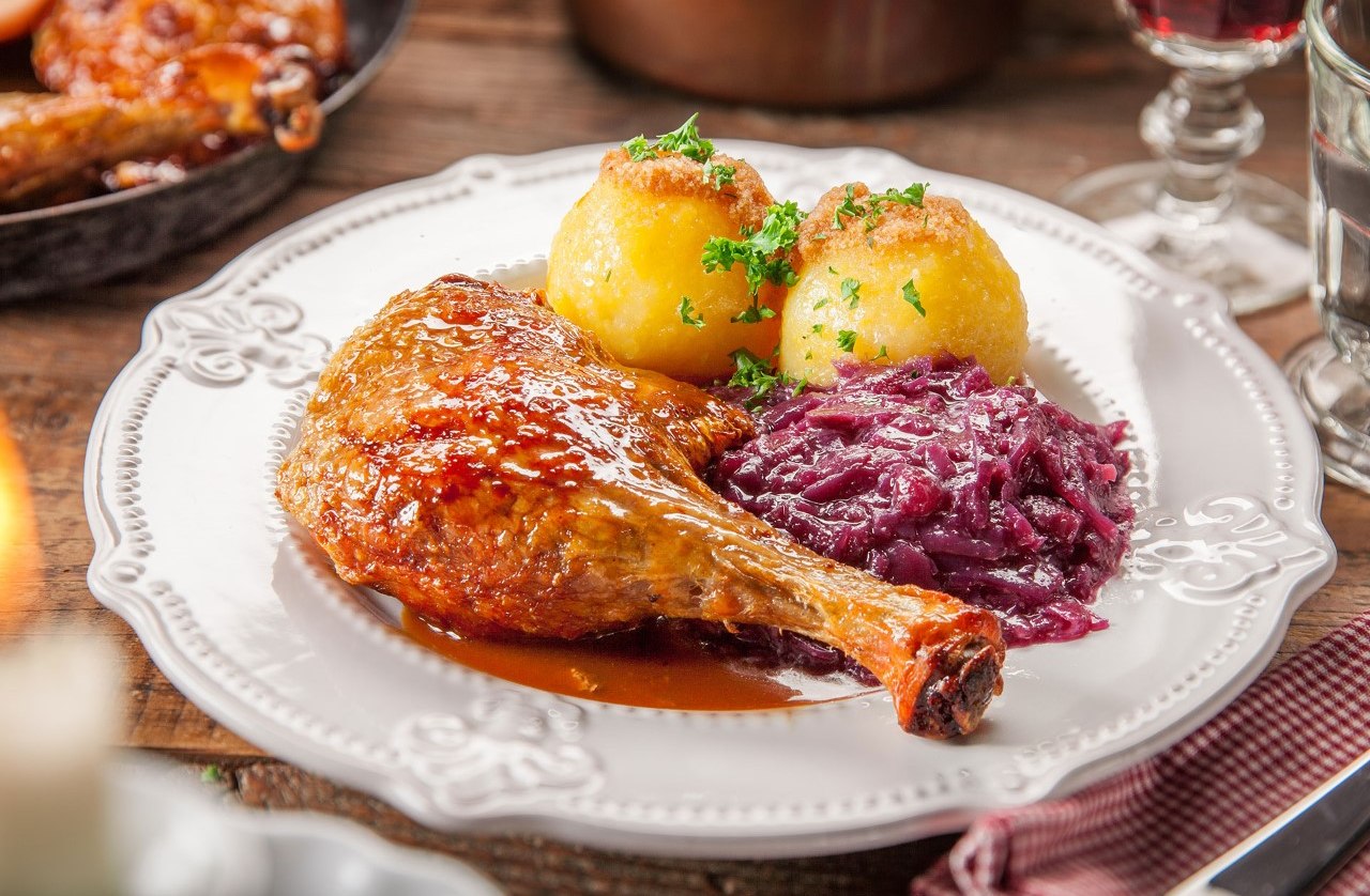 Delicious leg of duck with brown sauce, dumplings and red cabbage, © Karls Markt OHG