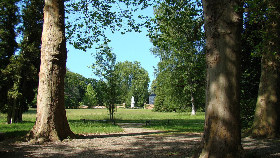 Ancient tall trees surround the green house garden like a protective trellis, © Tourismusverband Mecklenburg-Schwerin