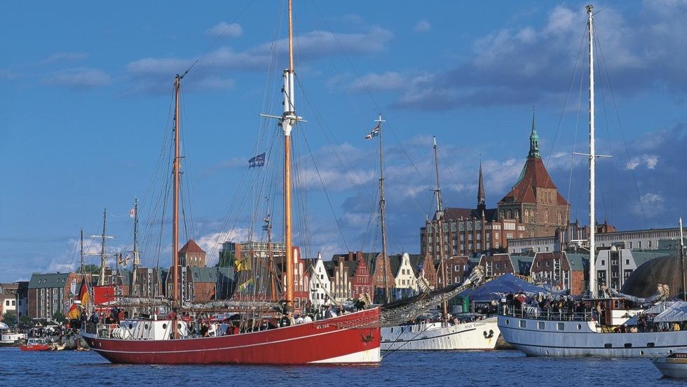 Maritime bustle: tall ships in the port of the Hanseatic city of Rostock, © TMV/Legrand