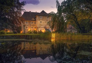 Mellenthin moated castle at dusk, © Wasserschloss Mellenthin