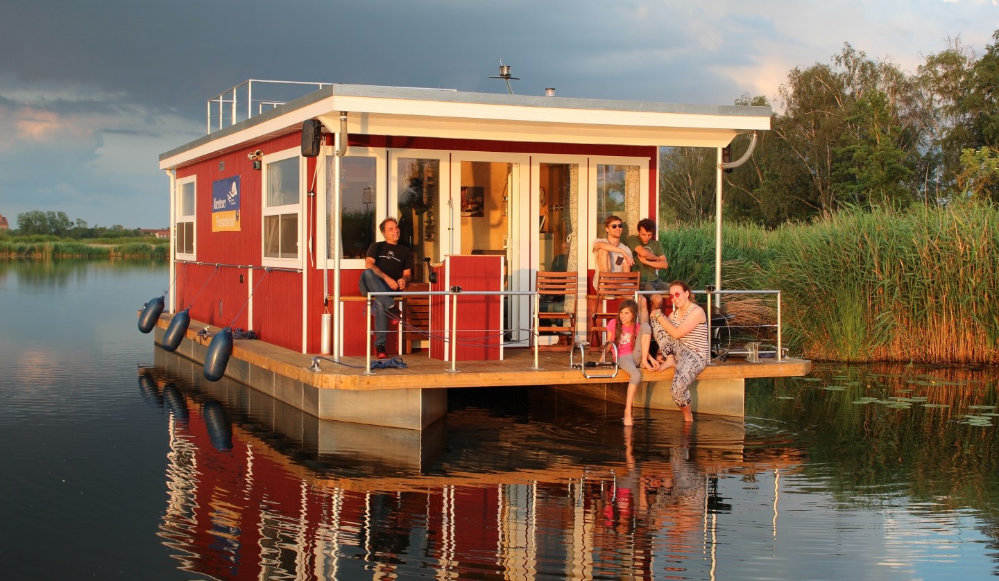 The comfortable houseboats from Abenteuer Flusslandschaft, which are equipped with solar panels, bow thrusters and heating, offer the finest in vacation enjoyment., © Abenteuer Flusslandschaft