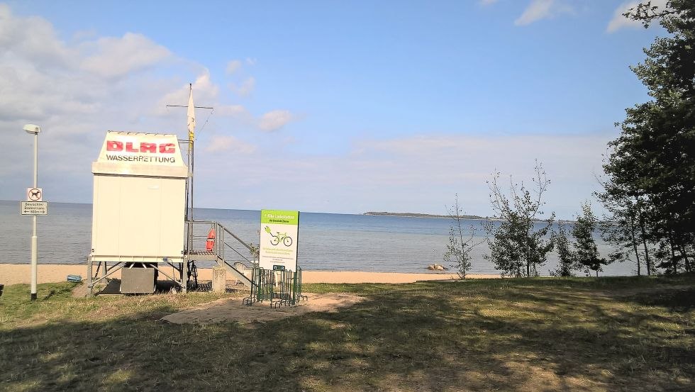 E-bike charging station on the beach of Zierow, © Touristisches Informations- und Gemeindezentrum Zierow