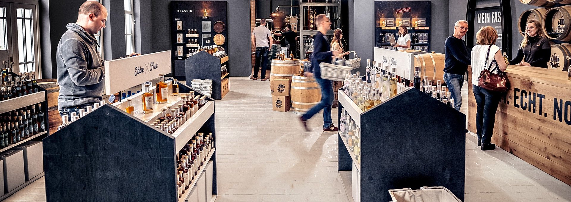 Browse, shop and taste in the distillery showroom., © Störtebeker Brennerei GmbH