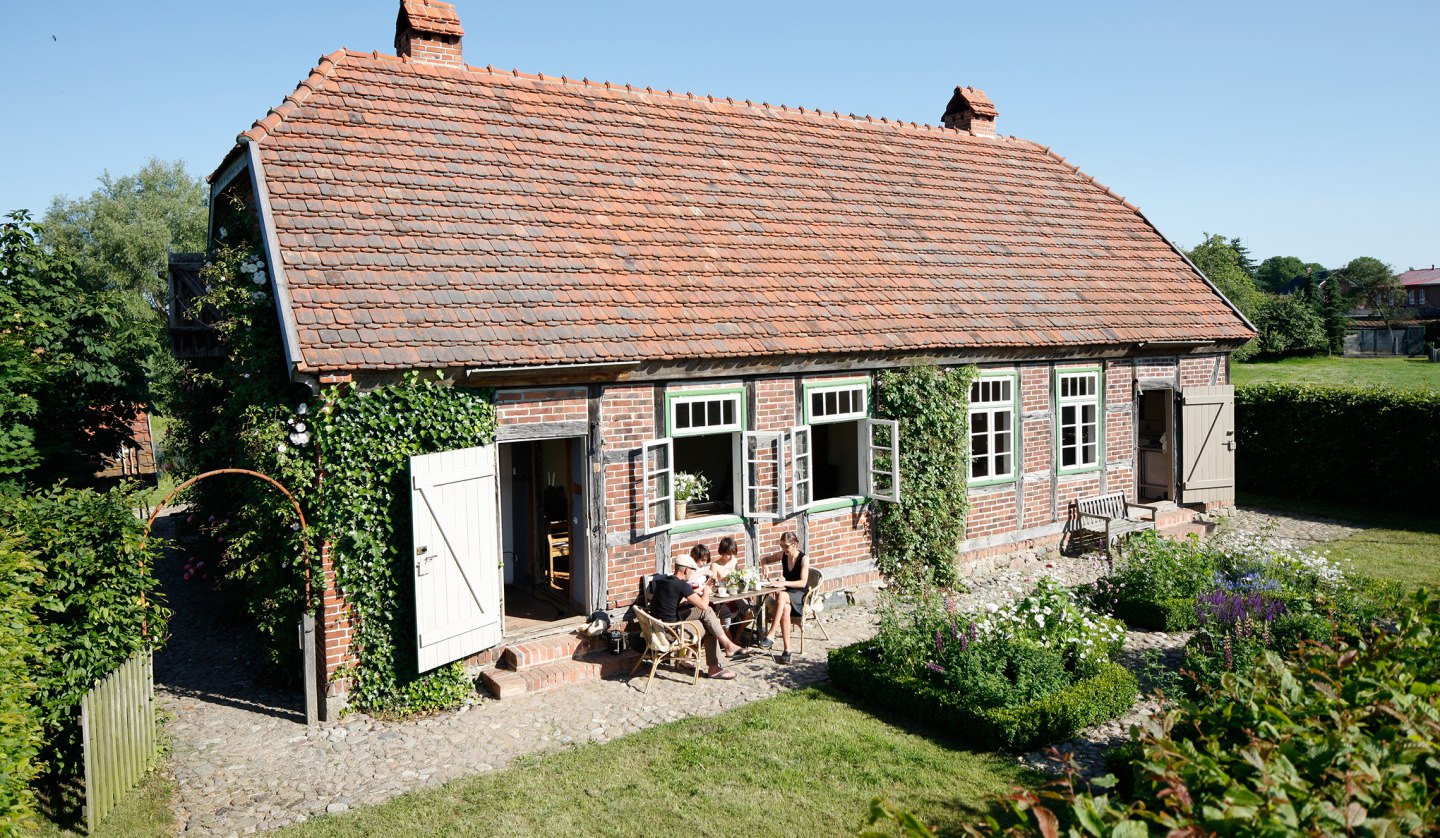 Breakfast terrace in front of the old day laborer's cottage, © Hauke Dressler