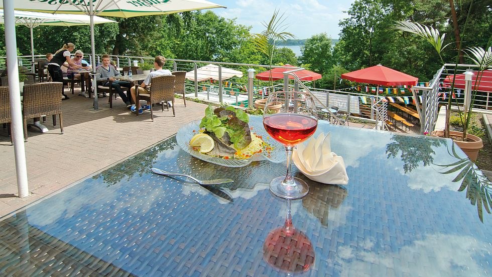The Havelberge restaurant's sun terrace with lake view invites you to linger, © Haveltourist GmbH & Co. KG